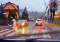 Policja szuka świadków niebezpiecznej sytuacji. 9-latka z potłuczeniami - zdjęcie główne