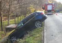 Spowodował kolizję i odjechał - samochód wpadł do rowu - zdjęcie główne