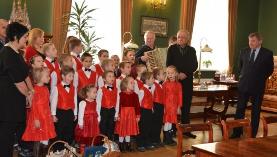 Mali kolędnicy ze Żmiącej w Krakowie - zdjęcie 1