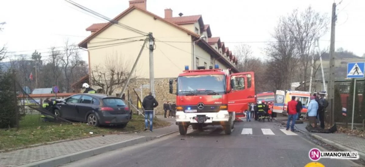 Zderzenie samochodów, ranny pieszy