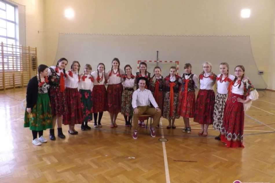 Uczniowie kolędowali w Łukowicy - zdjęcie 2