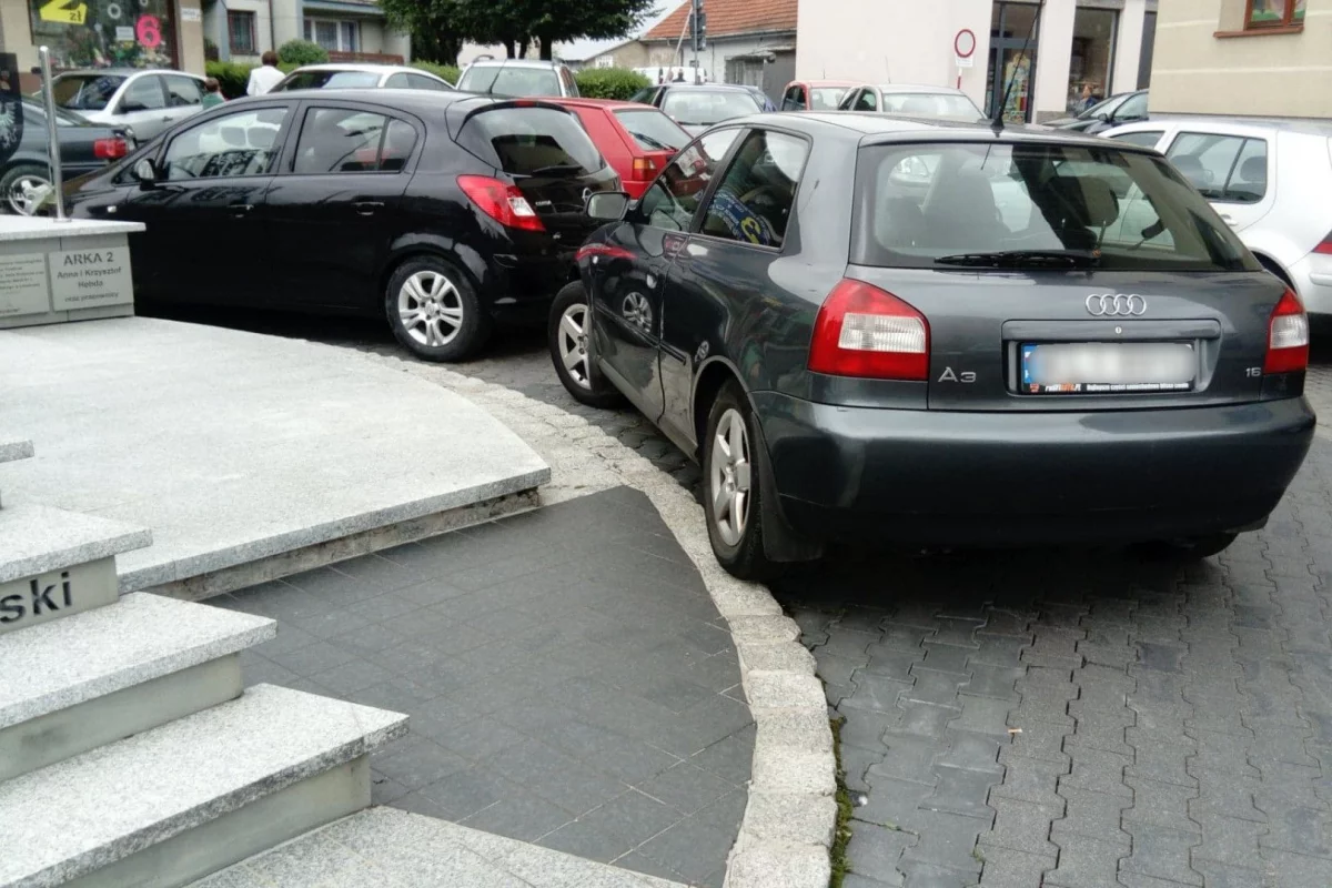 Miasto chce pogodzić parkowanie z pomnikiem. Problem nie został rozwiązany mimo upływu czasu