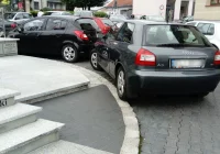 Miasto chce pogodzić parkowanie z pomnikiem. Problem nie został rozwiązany mimo upływu czasu - zdjęcie główne