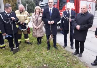 Strażacy z OSP Łososina Górna posadzili dąb na pamiątkę 100-lecia utworzenia Związku OSP RP - zdjęcie główne