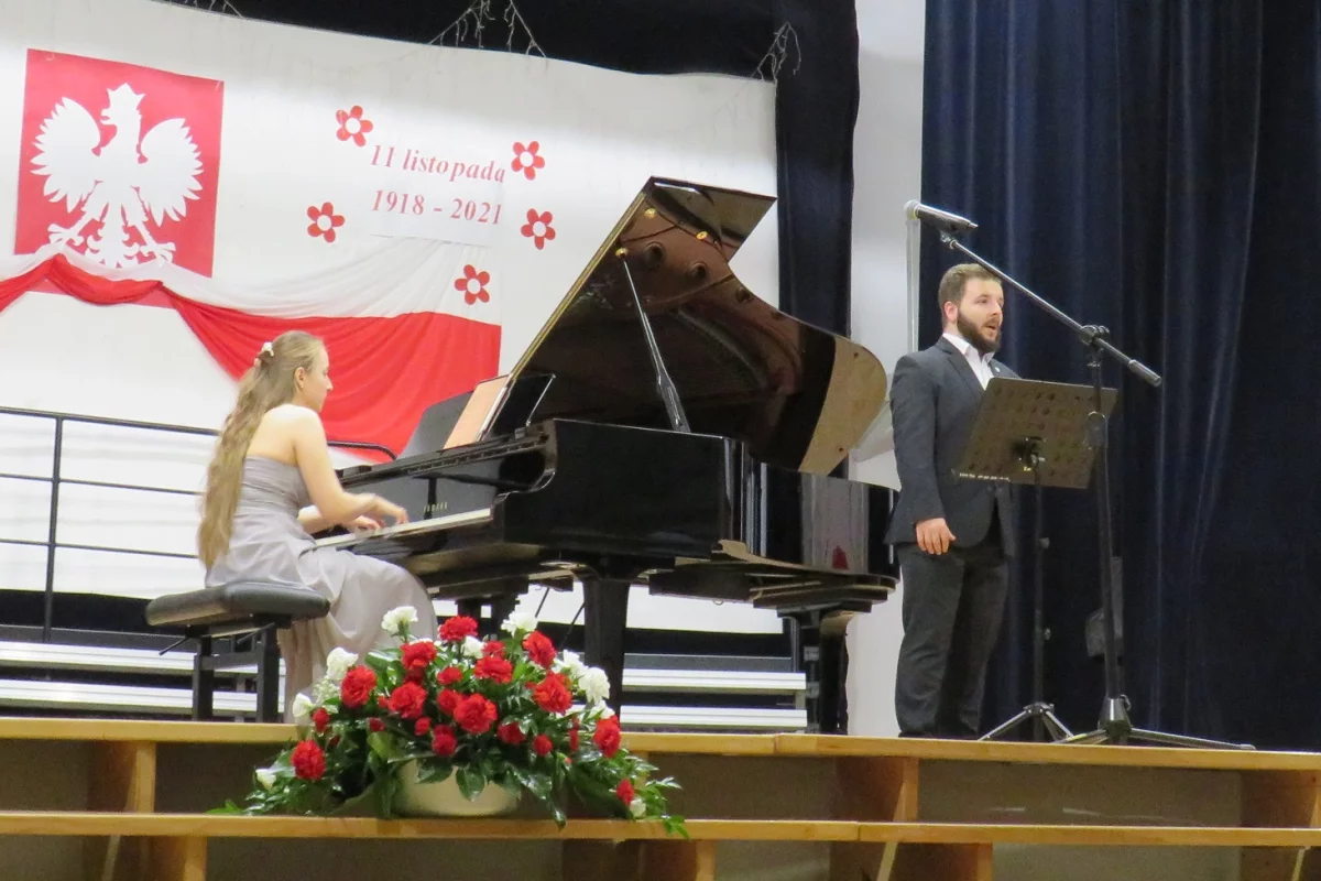 Koncert patriotyczny z muzyką polską i odznaczenie dla kapłana