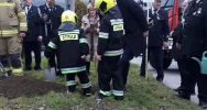 Strażacy z OSP Łososina Górna posadzili dąb na pamiątkę 100-lecia utworzenia Związku OSP RP - zdjęcie 2