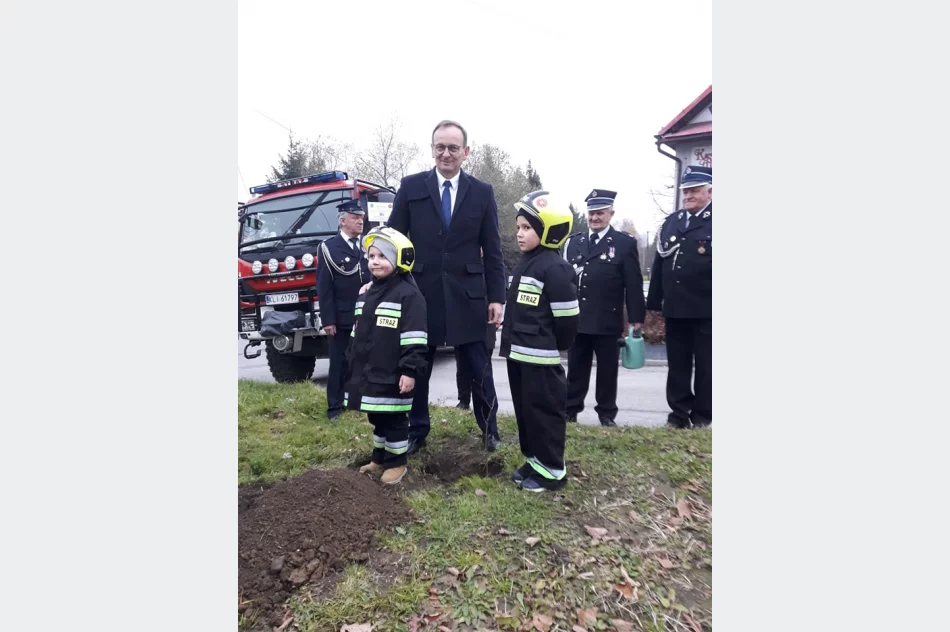 Strażacy z OSP Łososina Górna posadzili dąb na pamiątkę 100-lecia utworzenia Związku OSP RP - zdjęcie 7
