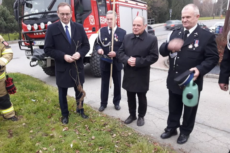 Strażacy z OSP Łososina Górna posadzili dąb na pamiątkę 100-lecia utworzenia Związku OSP RP - zdjęcie 8