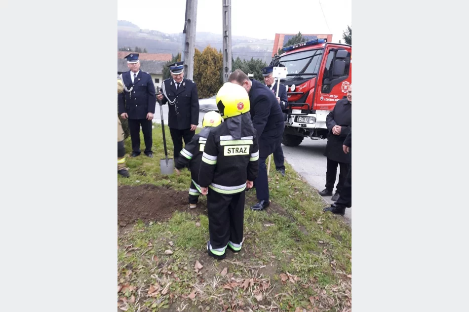 Strażacy z OSP Łososina Górna posadzili dąb na pamiątkę 100-lecia utworzenia Związku OSP RP - zdjęcie 9