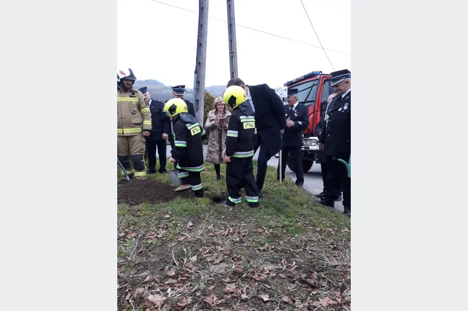 Strażacy z OSP Łososina Górna posadzili dąb na pamiątkę 100-lecia utworzenia Związku OSP RP - zdjęcie 10