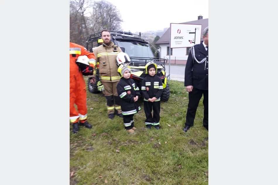 Strażacy z OSP Łososina Górna posadzili dąb na pamiątkę 100-lecia utworzenia Związku OSP RP - zdjęcie 11