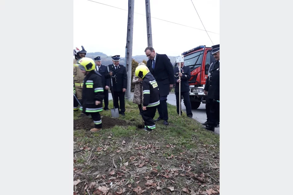 Strażacy z OSP Łososina Górna posadzili dąb na pamiątkę 100-lecia utworzenia Związku OSP RP - zdjęcie 14
