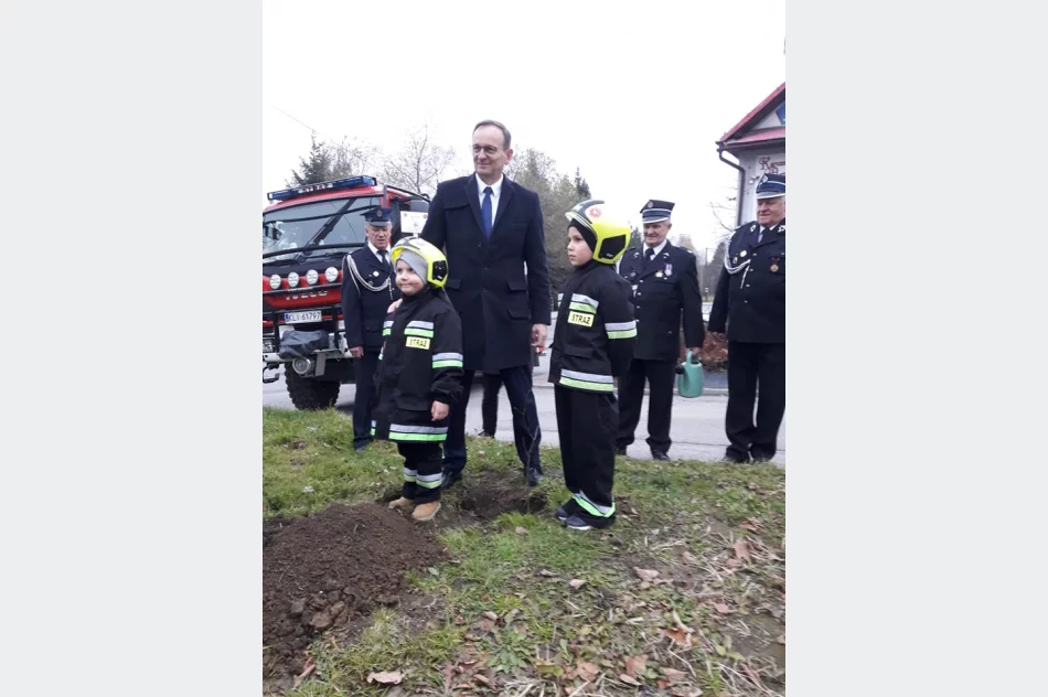 Strażacy z OSP Łososina Górna posadzili dąb na pamiątkę 100-lecia utworzenia Związku OSP RP - zdjęcie 15