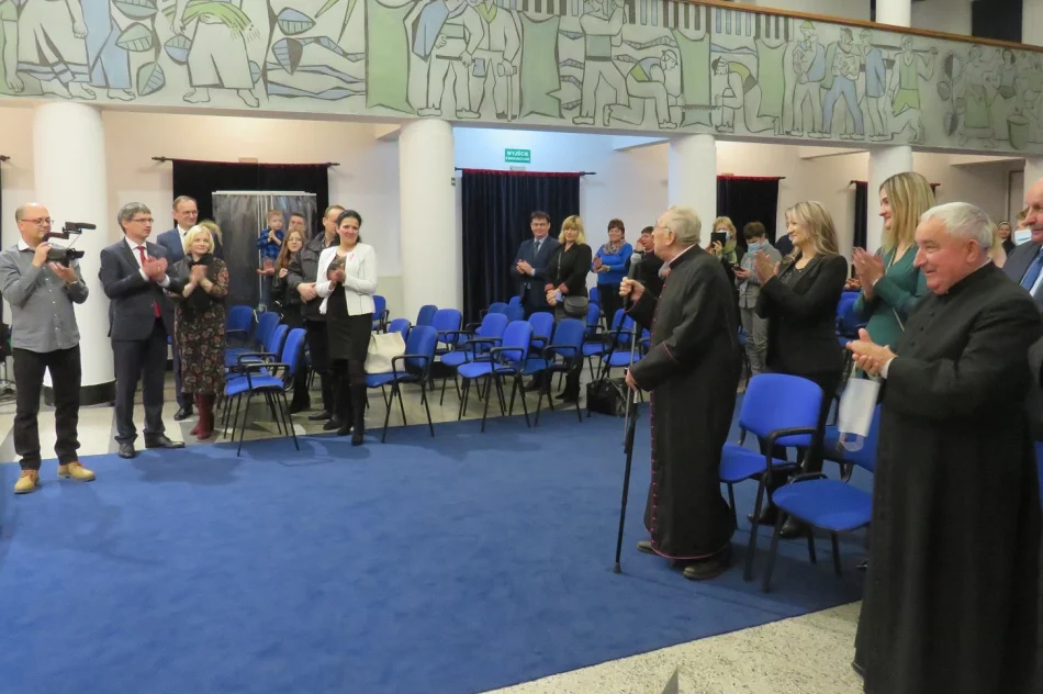 Koncert patriotyczny z muzyką polską i odznaczenie dla kapłana - zdjęcie 10