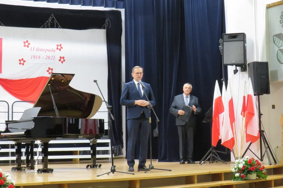 Koncert patriotyczny z muzyką polską i odznaczenie dla kapłana - zdjęcie 11