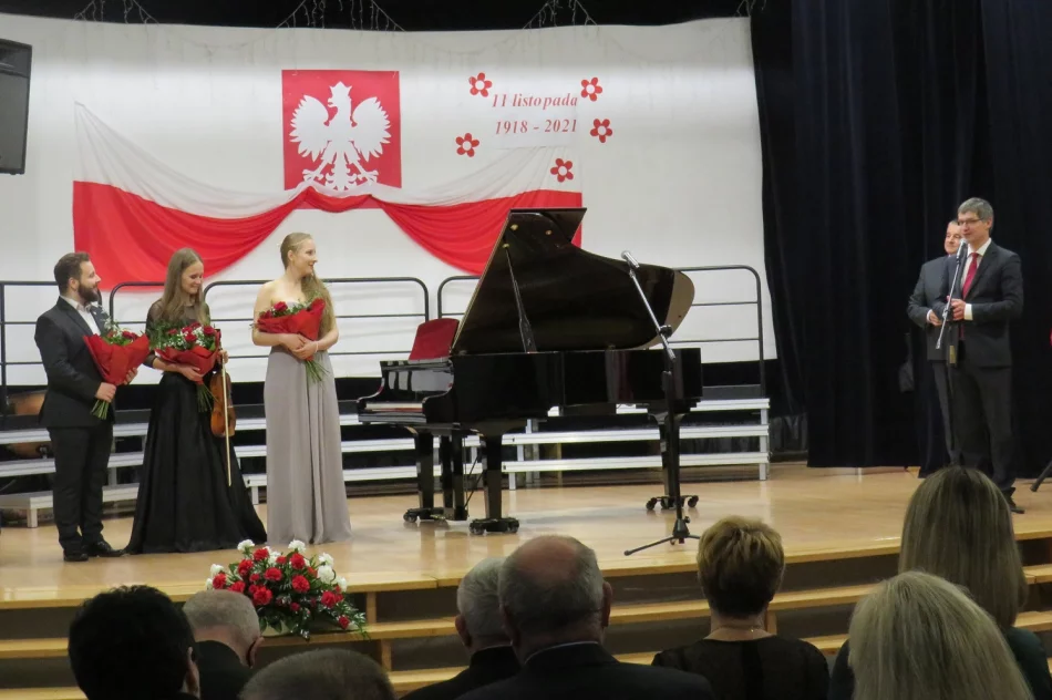 Koncert patriotyczny z muzyką polską i odznaczenie dla kapłana - zdjęcie 18