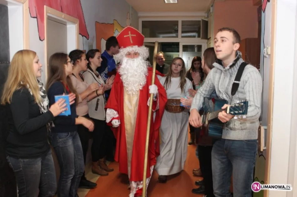 Święty Mikołaj odwiedził chore dzieci - zdjęcie 3