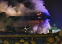 Doszczętnie spłonął budynek tartaku - zdjęcie główne