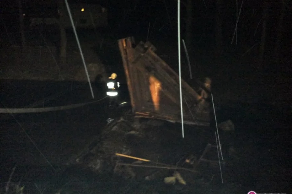 Wiatr porwał przystanek do rzeki - zdjęcie 2