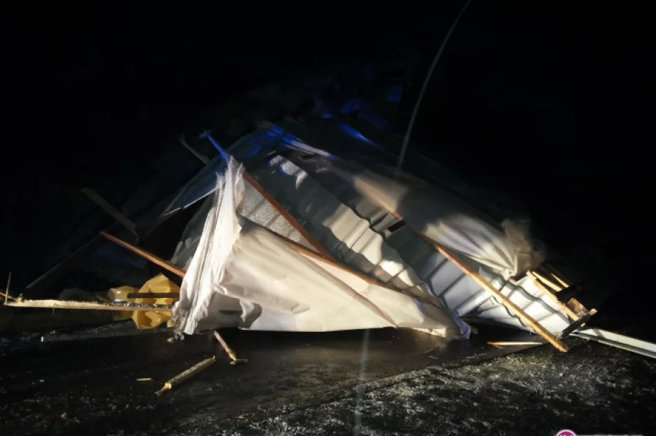 Zerwany dach, powalone drzewa - zdjęcie 2