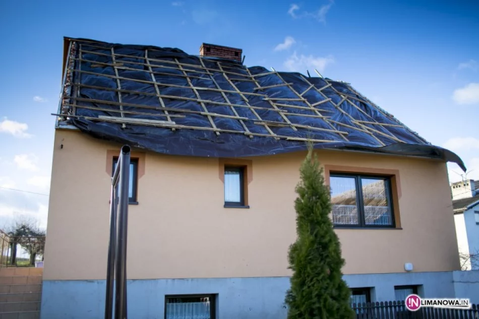 Zerwany dach, powalone drzewa - zdjęcie 4