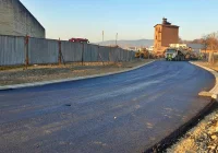 Pierwsza warstwa nawierzchni na nowej drodze - zdjęcie główne