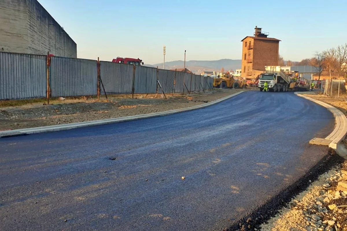 Pierwsza warstwa nawierzchni na nowej drodze