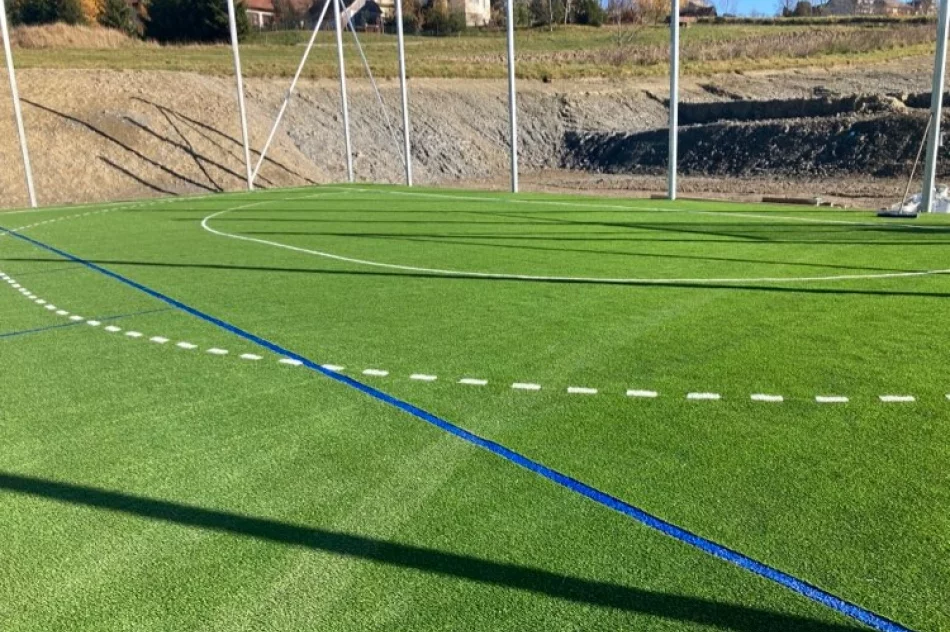 Oddano kolejne boisko sportowe o nawierzchni syntetycznej w gminie Limanowa - zdjęcie 3