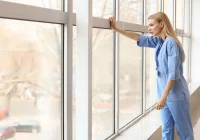 Ponad 400 zgonów minionej doby. 61 zakażeń w powiecie i 3 osoby zmarły. Austria: lockdown w całym kraju - zdjęcie główne