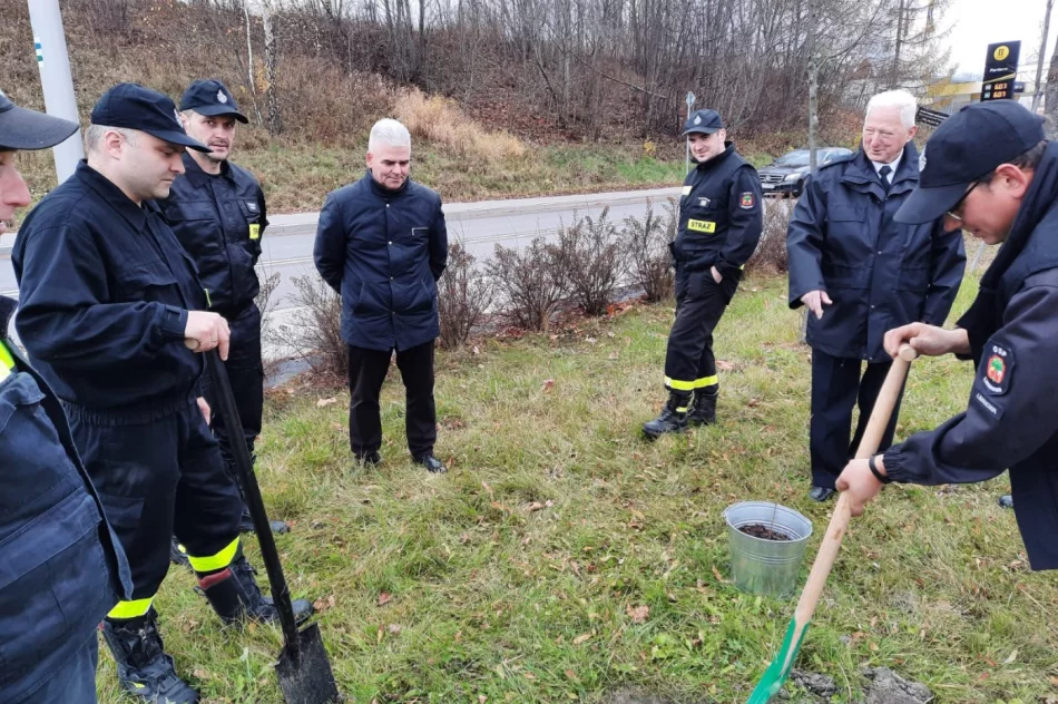 Przy remizie OSP Limanowa zasadzono dąb na pamiątkę 100-lecia Związku OSP RP - zdjęcie 9