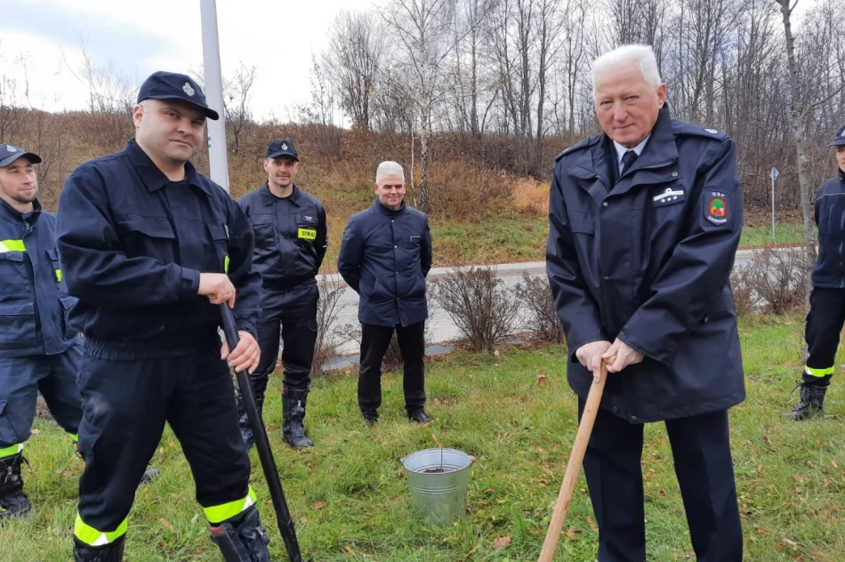 Przy remizie OSP Limanowa zasadzono dąb na pamiątkę 100-lecia Związku OSP RP - zdjęcie 10