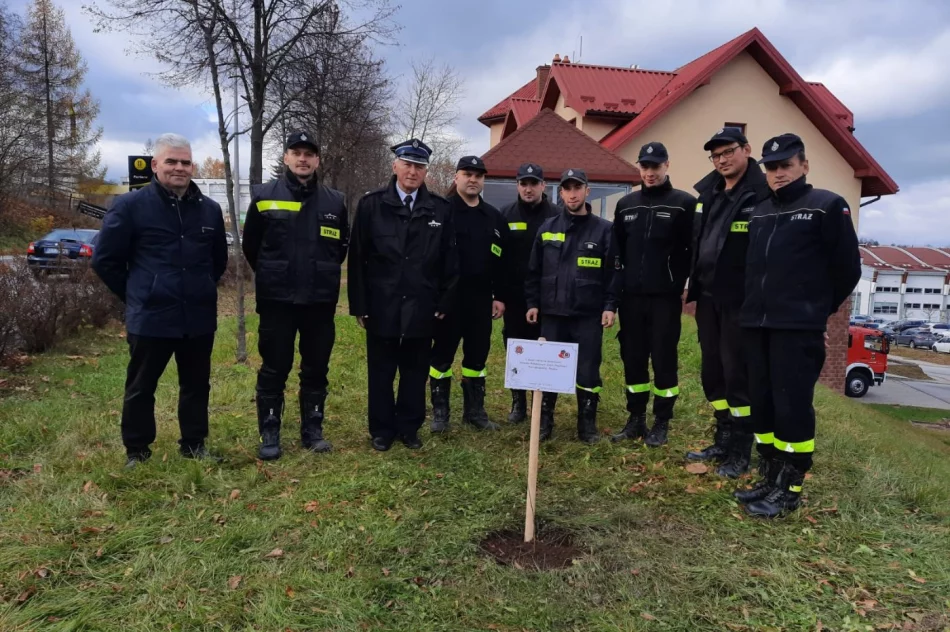 Przy remizie OSP Limanowa zasadzono dąb na pamiątkę 100-lecia Związku OSP RP - zdjęcie 12
