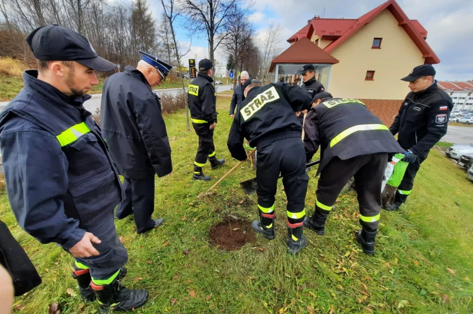 Przy remizie OSP Limanowa zasadzono dąb na pamiątkę 100-lecia Związku OSP RP - zdjęcie 13