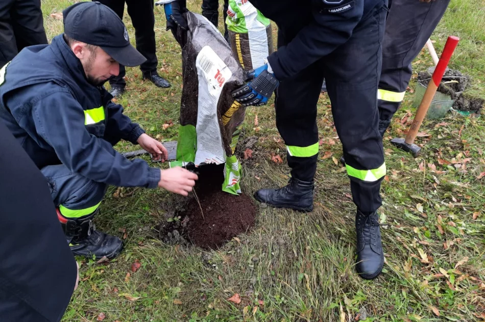 Przy remizie OSP Limanowa zasadzono dąb na pamiątkę 100-lecia Związku OSP RP - zdjęcie 14
