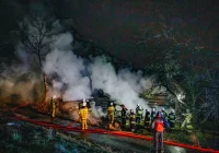 Pożar budynku gospodarczego - strażacy uratowali dom - zdjęcie główne
