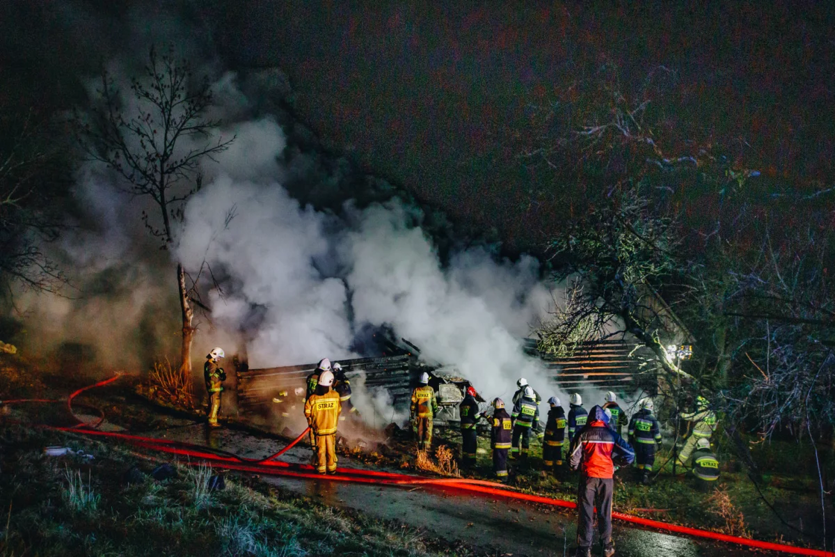 Pożar budynku gospodarczego - strażacy uratowali dom