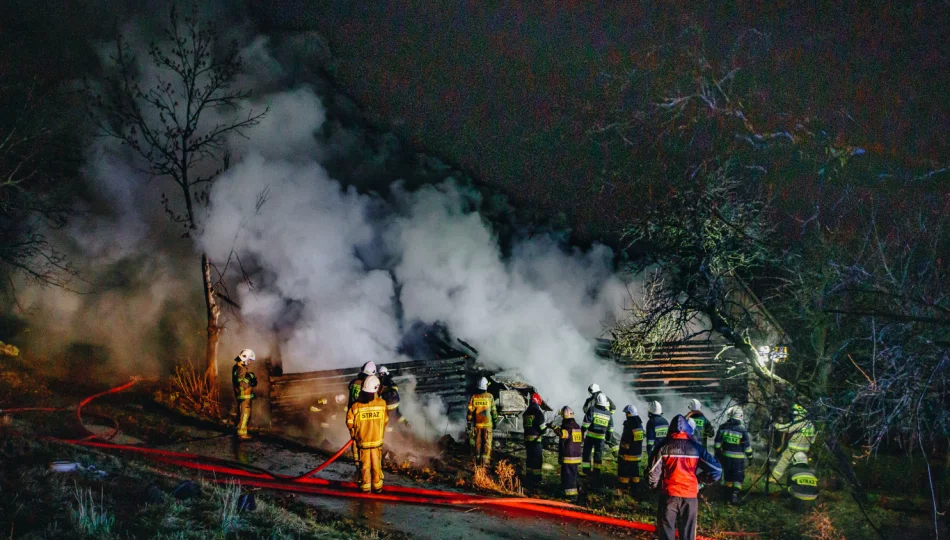 Pożar budynku gospodarczego - strażacy uratowali dom - zdjęcie 1