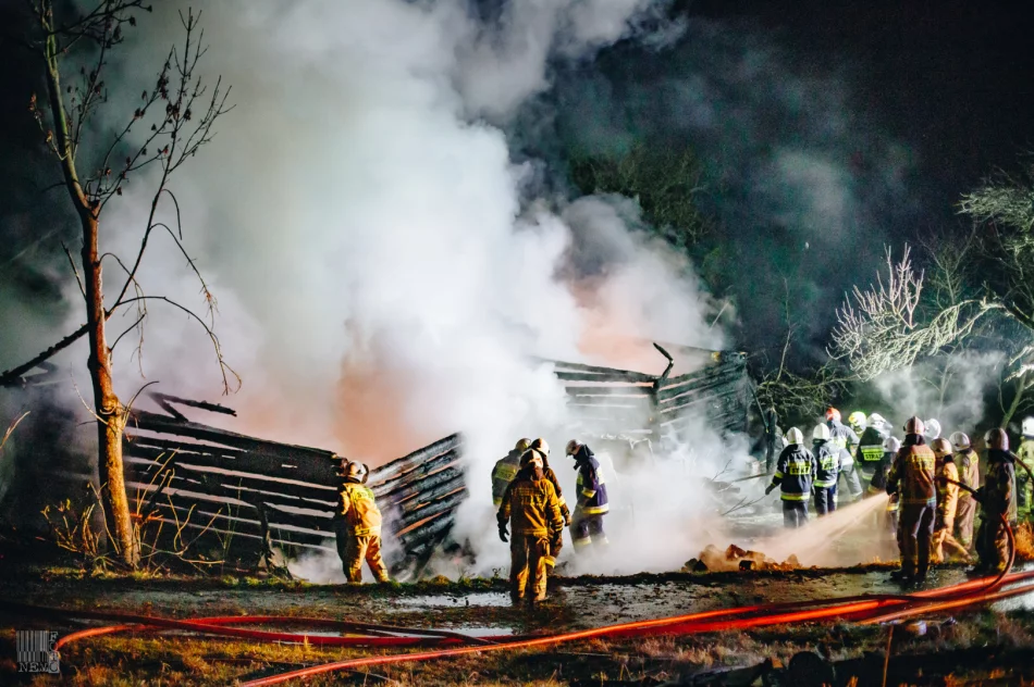 Pożar budynku gospodarczego - strażacy uratowali dom - zdjęcie 2