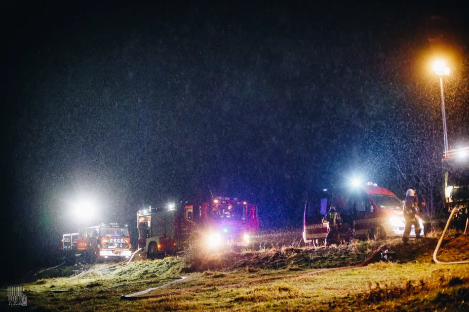 Pożar budynku gospodarczego - strażacy uratowali dom - zdjęcie 4