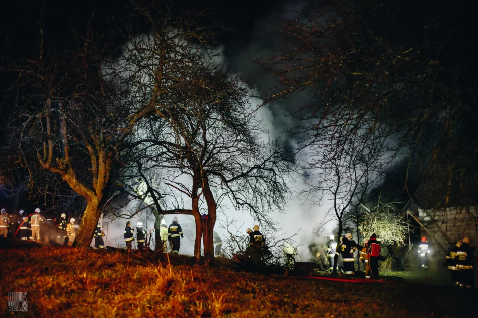 Pożar budynku gospodarczego - strażacy uratowali dom - zdjęcie 5