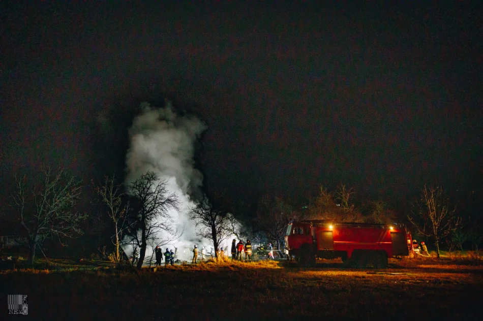 Pożar budynku gospodarczego - strażacy uratowali dom - zdjęcie 6