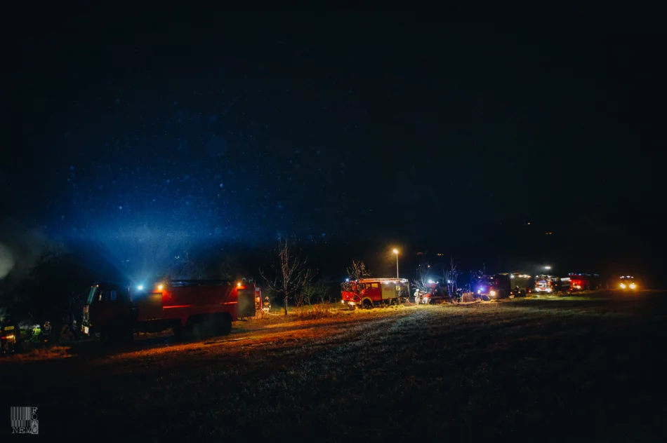 Pożar budynku gospodarczego - strażacy uratowali dom - zdjęcie 7