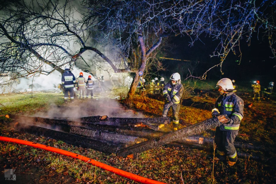 Pożar budynku gospodarczego - strażacy uratowali dom - zdjęcie 8