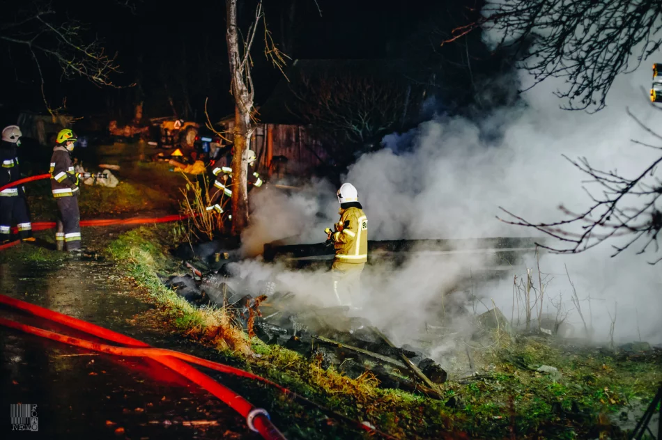 Pożar budynku gospodarczego - strażacy uratowali dom - zdjęcie 9
