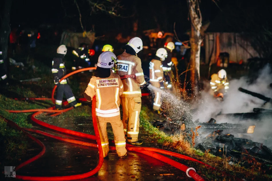 Pożar budynku gospodarczego - strażacy uratowali dom - zdjęcie 10