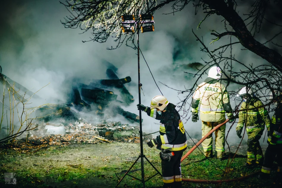 Pożar budynku gospodarczego - strażacy uratowali dom - zdjęcie 11