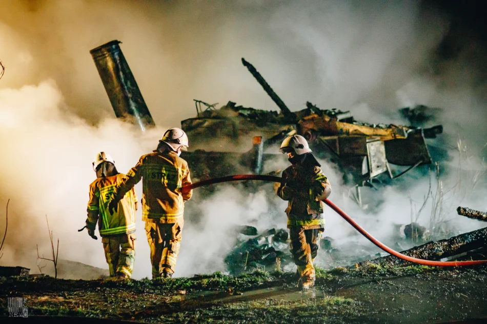 Pożar budynku gospodarczego - strażacy uratowali dom - zdjęcie 12