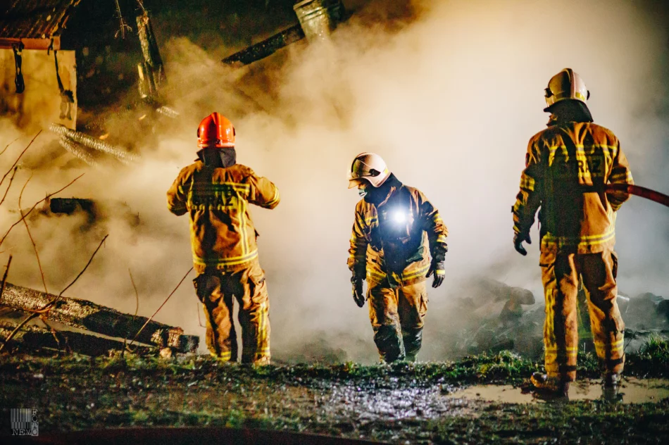 Pożar budynku gospodarczego - strażacy uratowali dom - zdjęcie 13