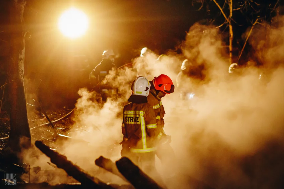 Pożar budynku gospodarczego - strażacy uratowali dom - zdjęcie 14