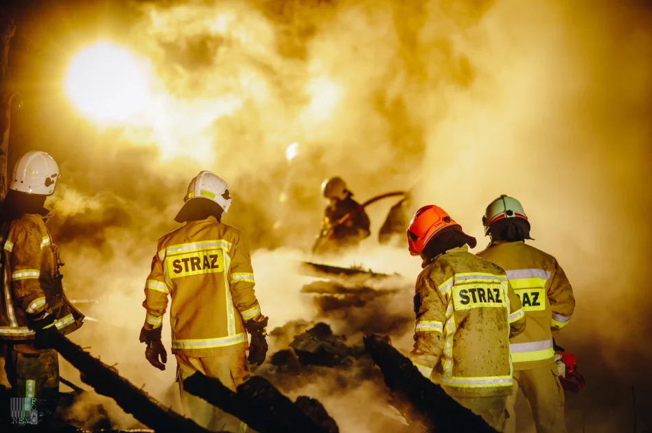 Pożar budynku gospodarczego - strażacy uratowali dom - zdjęcie 15